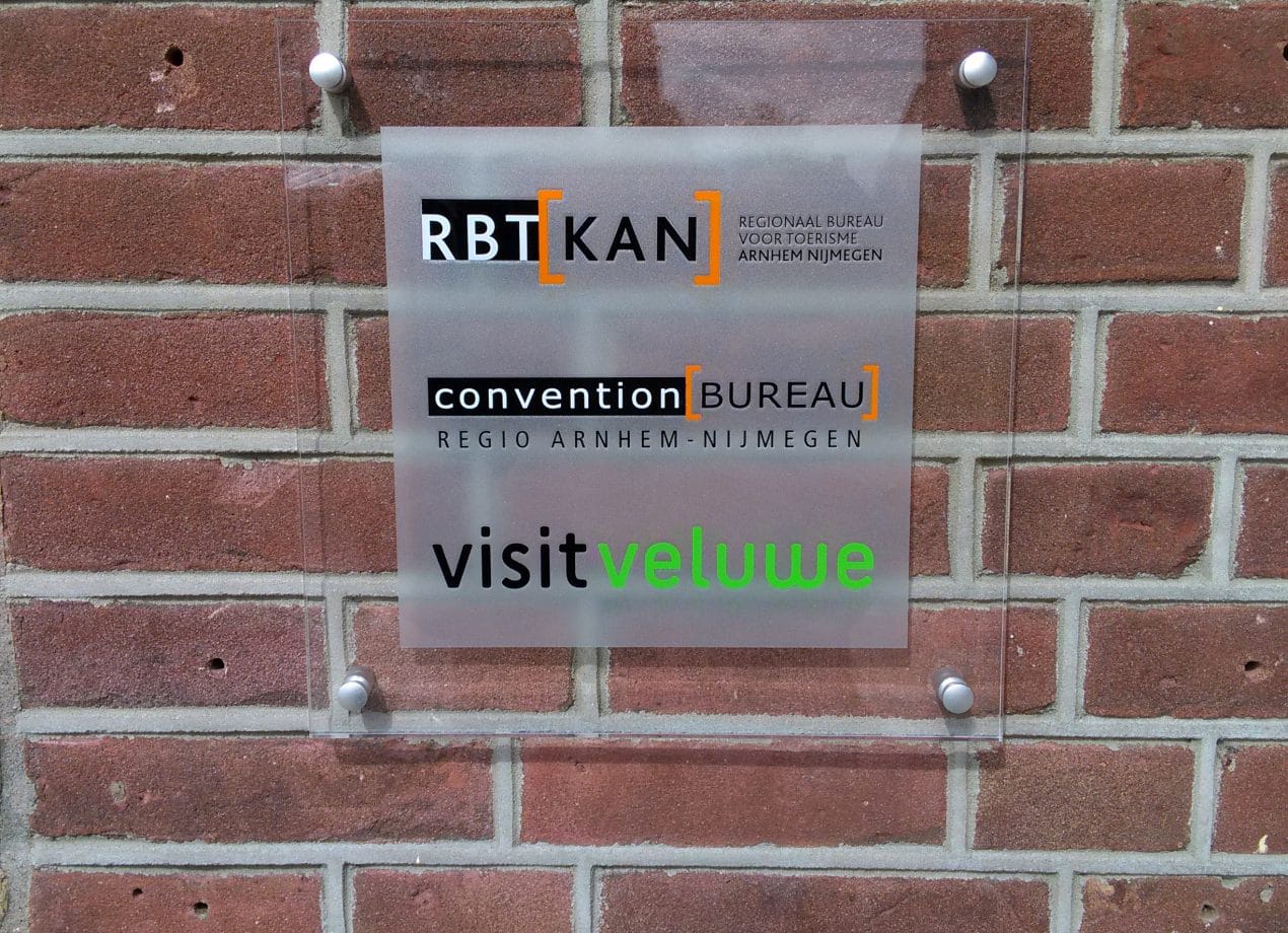 VerheesPlus reclame bewegwijzering buiten