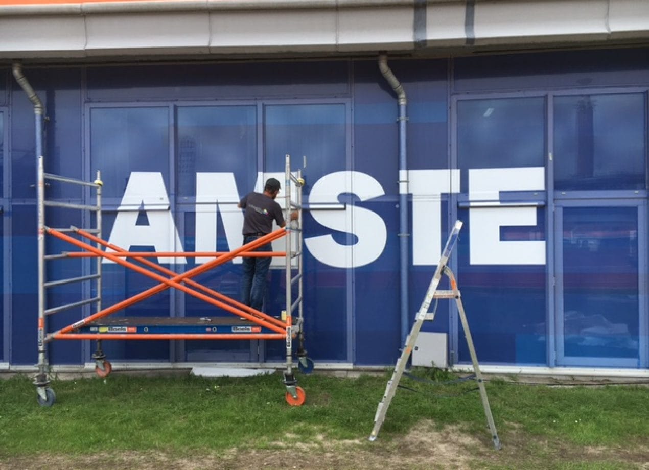 VerheesPlus reclame montage beplakken letters