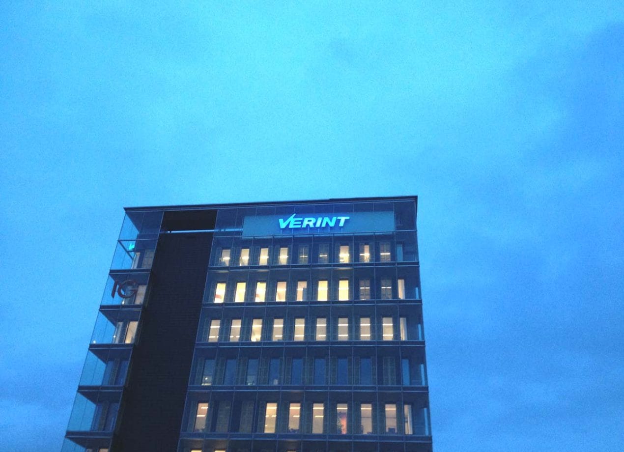 VerheesPlus reclame verlichte doosletters