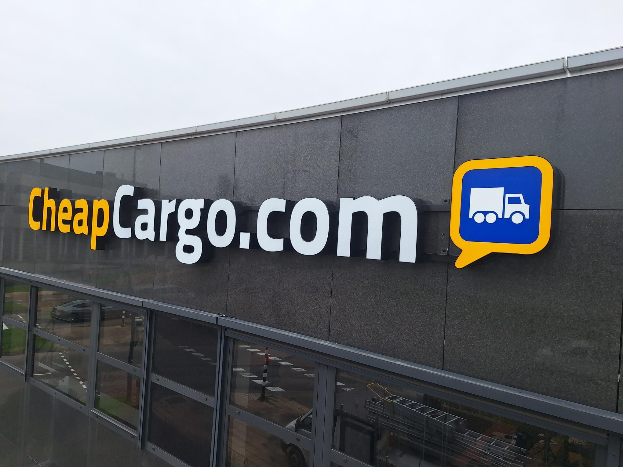 VerheesPlus reclame verlichte doosletters