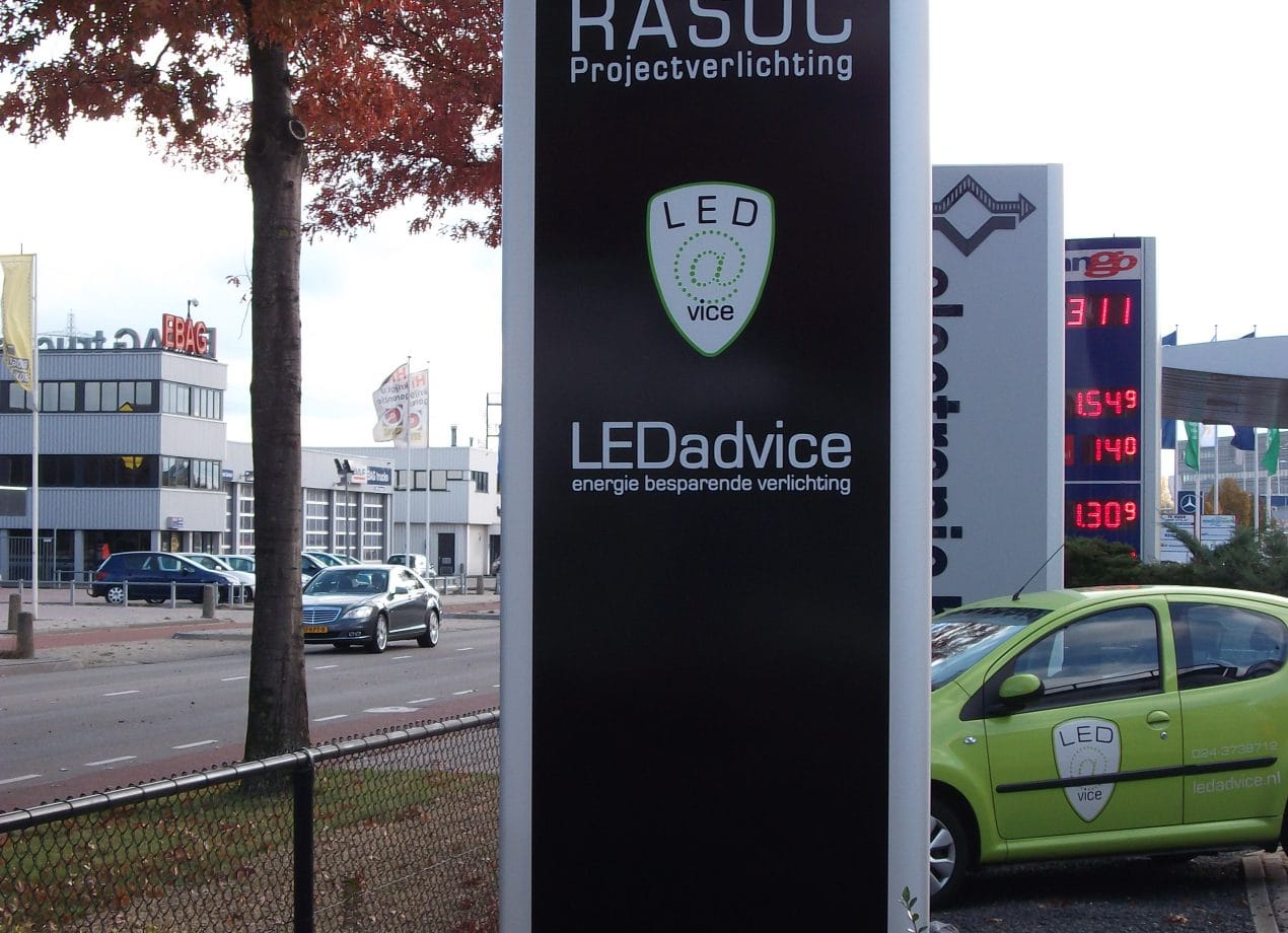 VerheesPlus reclame verlichte rechte zuil